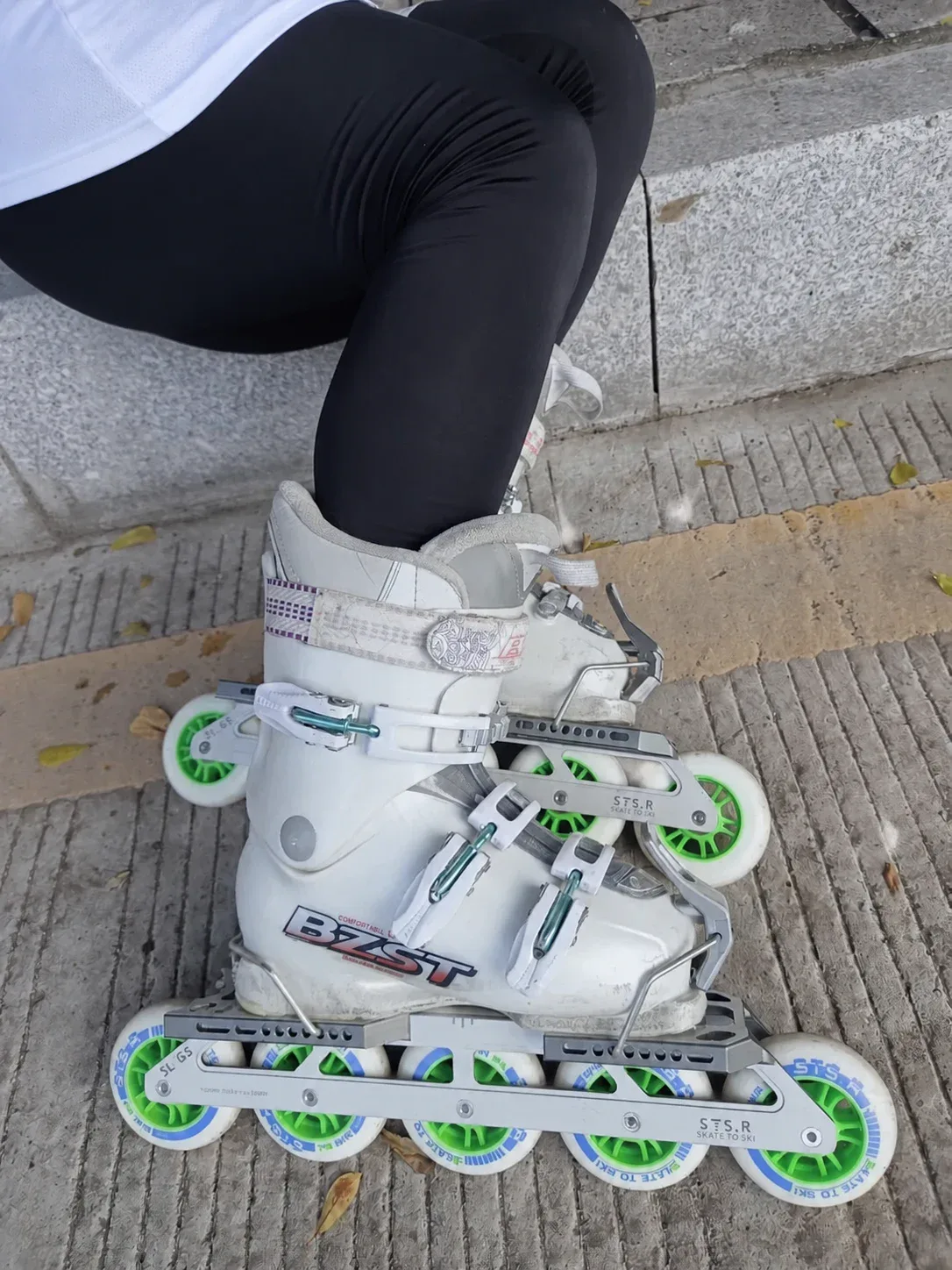 Ski boot fitted to an STS.R training skate